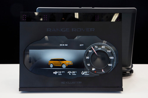 Das 3-D-Display von Jaguar Land Rover hat den Fahrer immer im Blick.