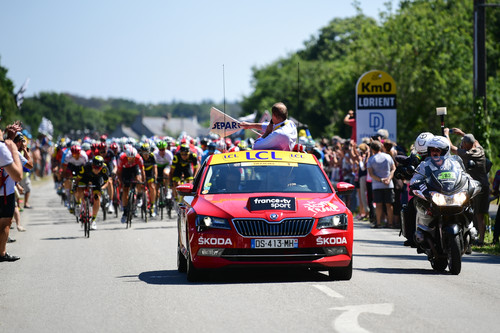Das berühmte Red Car der Tour de France: ein Skoda Superb.