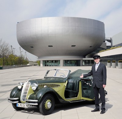 Das BMW-Musuem bietet eine Stadtrundfahrt durch München im Klassiker an.