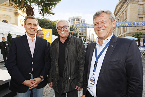 Das Classic Open Air Festival wird schon seit vielen Jahren von Opel unterstützt. Zu den Gästen gehörte auch der SPD-Fraktionschef im Bundestag, Frank-Walter Steinmeier, der von Opel Vorstandschef Karl-Friedrich Stracke (links) und dem Opel Vice President Goverment Relations, Volker Hoff, begrüßt wurde..