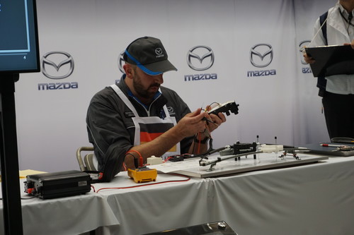 Das deutsche Mazda-Techniker Jens Benedix beim Finale des „MazTech“-Wettbewerbs in Hiroshima.