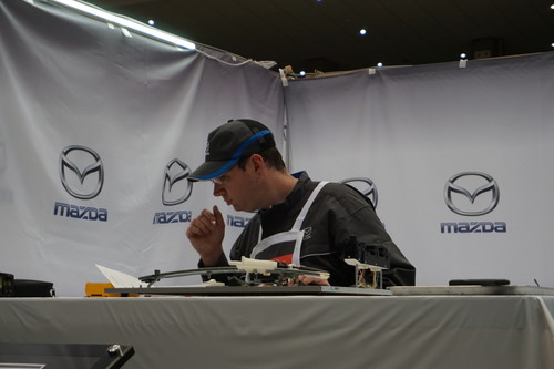 Das deutsche Mazda-Techniker Thomas Schraml beim Finale des „MazTech“-Wettbewerbs in Hiroshima.