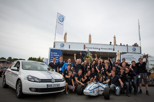 Das DUT Racing Team der TU Delft (Niederlande) fuhr im Wettbewerb
Formula Student Electric auf dem Hockenheimring auf Platz 1, hier mit den Unterstützern von Volkswagen vor dem Karriere-Truck des Personalmarketings und dem Golf Blue-e-Motion mit alltagstauglichem Elektromotor.