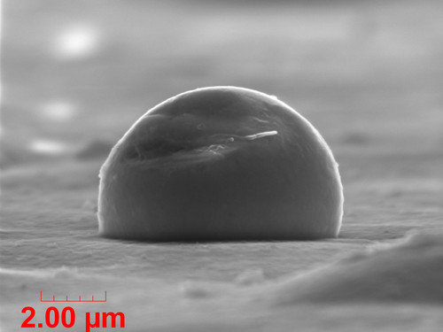 Das Elektronen-Mikroskop ermöglicht bei eine bis zu 200 000-fache Vergrößerung von Materialoberflächen.
