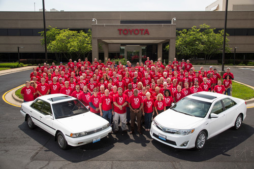 Das erste und das zehnmillionste Fahrzeug aus dem nordamerikanischen Toyota-Werk in Georgetown.