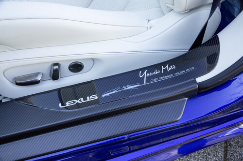 Das erste von 20 für Europa gebauten Lexus LC 500 Cabriolet „Regatta“ trägt auf den Carbon-Einstiegsleisten die Unterschriften von Chefingenieur Yasushi Muto und Chefdesigner Tadao Mori.