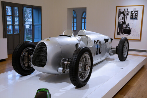 Das Ferdinand-Porsche-Geburtshaus stellt eine voll funktionstüchtige Replik des über 300 km/h schnellen Auto Union Typ C Grand Prix (1936) mit 16-Zylinder-Motor und sechs Litern Hubraum aus.