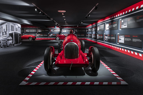 Das Ferrari-Museum feiert das 90-jährige Bestehen der Scuderia mit der Ausstellung „90 anni“.