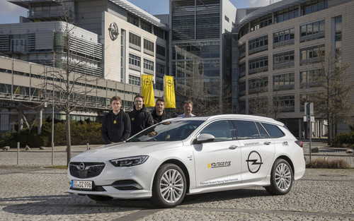 Das Formula-Student-Team „KA-RacIng&quot; des Karlsruhe Institute of Technology mit seinem Opel Insignia Sports Tourer.