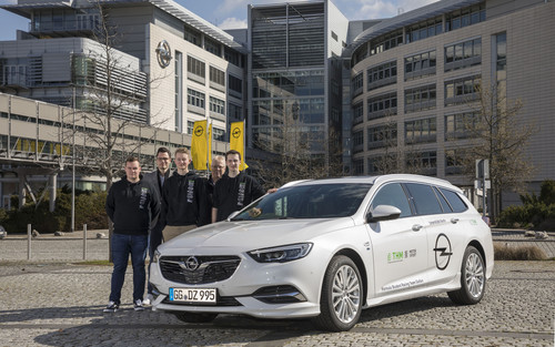 Das Formula-Student-Team „THM Motorsport&quot; der TH Mittelhessen Gießen mit dem Opel Insignia Sports Tourer.