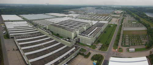 Das Global Logistics Center von Mercedes-Benz wurde um zwei weitere Hallen (im Foto oben links und oben Mitte) erweitert.