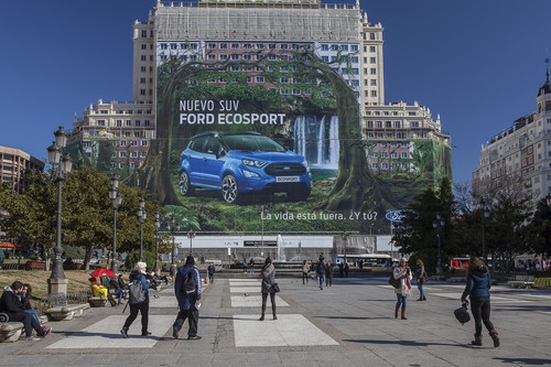 Das größte Werbeplakat der Welt hängt in Madrid und zeigt den Ford Ecosport.