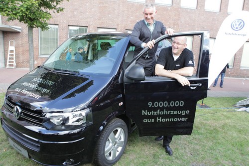 Das Jubiläumsfahrzeug mit Markenbotschafter und Hannover-96-Trainer Mirko Slomka (l.) und VWN-Produktionsvorstand Jens Ocksen. 
