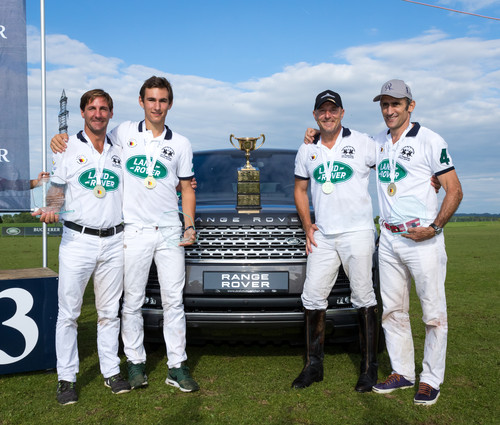 Das Land-Rover-Polo-Team um Kapitän Heino Ferch (2.v.r) hat die „German Polo Tour 2016“ gewonnen.