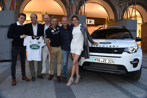 Das Land-Rover-Polo-Team (v.l.): Niklas Steinle, Ignacio Garrahan, Christian Uhrig, Heino und Marie-Jeanette Ferch mit dem neuen Trikot und dem Discovery Sport.