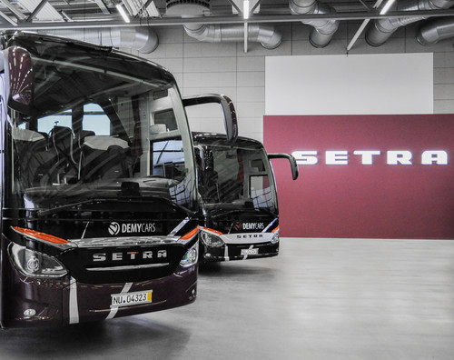 Das luxemburgische Busunternehmen „Demy Schandeler Sàrl“ übernahm zum 70sten Firmenjubiläum einen S 515 HDH der Setra Top Class (vorn).