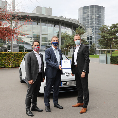 Das neue Dienstfahrzeug für den OB wurde vor den Toren der Autostadt übergeben (v.r.): Roland Clement (Vorsitzender der Geschäftsführung der Autostadt), Klaus Mohr und Francesco Forte (Leiter Kundenmanagement von VW).