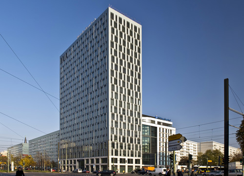 Das neue Mercedes-Benz Bank Service Center am Berliner Alexanderplatz.