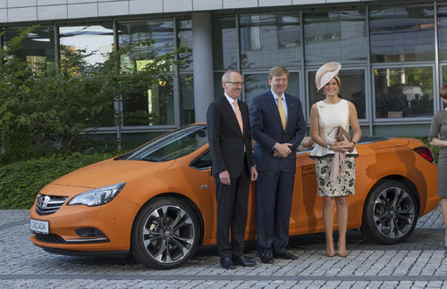 Das Niederländische Königspaar Willem-Alexander und Máxima mit Opel-Chef Karl-Thomas Neumann (links) vor dem Oranje-Cascada. Die Hoheiten reisten Anfang Juni an der Spitze einer Wirtschaftsdelegation nach Rüsselsheim.
