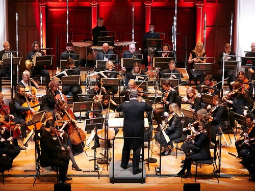 Das Orchester bei der Uraufführung in London.