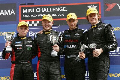 Das Podium des ersten Rennens: Stefan Landmann, Daniel Haglöf, Fredrik Lestrup, Henry Littig, Mini Challenge Brno (CZ) 2010, WTCC (07/2010).