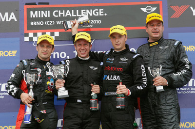 Das Podium des zweiten Rennens: Hari Proczyk, Hendrik Vieth, Frederik Lestrup, Martin Heidrich, MINI Challenge Brno (CZ) 2010, WTCC (07/2010).