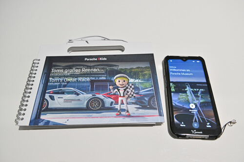 Das „Porsche 4Kids“-Entdeckerbuch und der „Porsche 4Kids“-Multimedia-Guide.