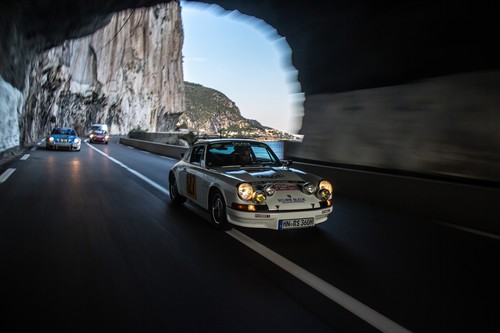 Das Porsche-Museum auf den Spuren der Rallye Monte Carlo: René Rochebrun im weißen Porsche 911 Carrera 2.7 RS.