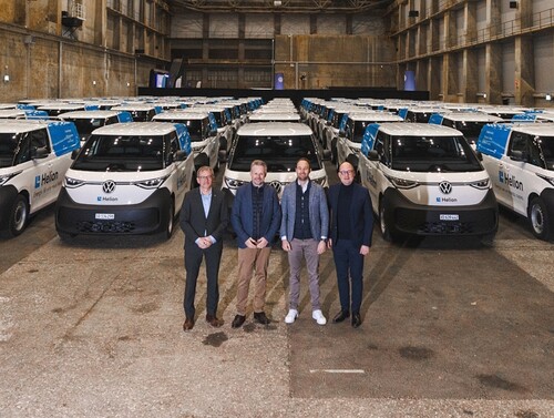 Das Schweizer Unternehmen Helion übernahm 100 VW ID Buzz Cargo als Servicefahrzeuge (von links): Helmut Ruhl (CEO des Importeurs AMAG),  Rico Christoffel (Brand Director Volkswagen Nutzfahrzeuge Schweiz), Noah Heynen (CEO Helion) und Lars Krause (Vorstand für Vertrieb und Marketing bei Volkswagen Nutzfahrzeuge).