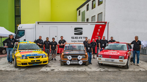 Das Seat-Team mit drei Rallye-Fahrzeugen aus der Sammlung „Coches Históricos“ beim ADAC-Eifel-Rallye-Festival 2018.