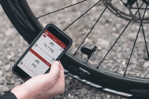 Das Smartphone hat längst auch das Fahrrad erobert: Reifendruckkontrolle per App. 