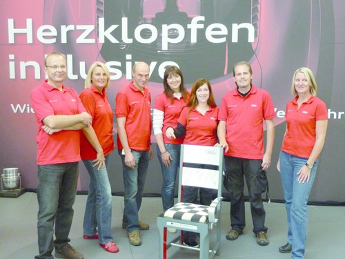 Das Team aus Neckarsulm mit dem Audi-Stuhl für das Projekt „Chairity 2012“.