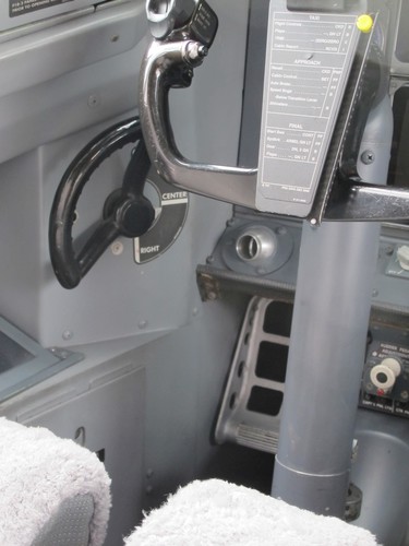 Das „Tiller“ genannte Lenkrad-Segment an der Cockpit-Seitenwand.