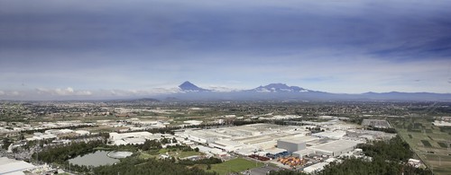 Das VW-Werk Puebla vor den beiden Vulkanen