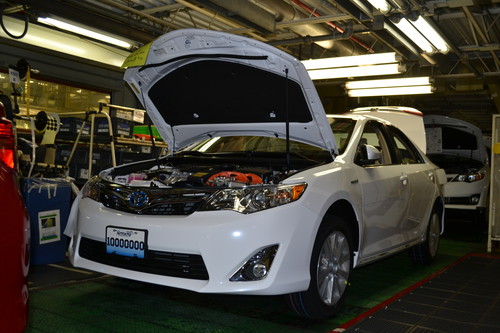 Das zehnmillionste Fahrzeug aus dem nordamerikanischen Toyota-Werk in Georgetown: ein Camry.