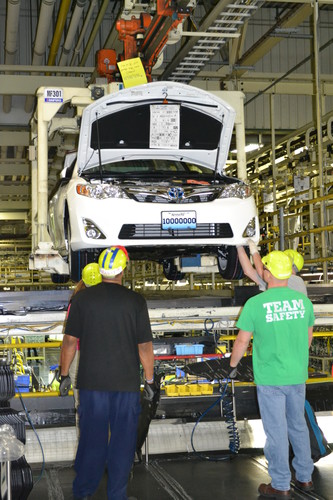 Das zehnmillionste Fahrzeug aus dem nordamerikanischen Toyota-Werk in Georgetown: ein Camry.
