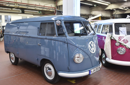 Dauerausstellung „Bulli Klassik Tour“: Das älteste Modell ist der blaue T1- Kastenwagen „Sofie“ aus dem ersten Produktionsjahr 1950.