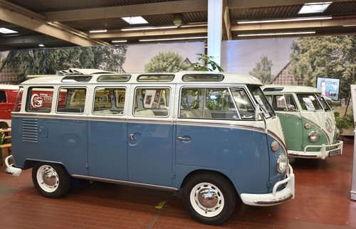 Dauerausstellung „Bulli Klassik Tour“: Zwei VW T1 Sambabus (beide Baujahr 1963).