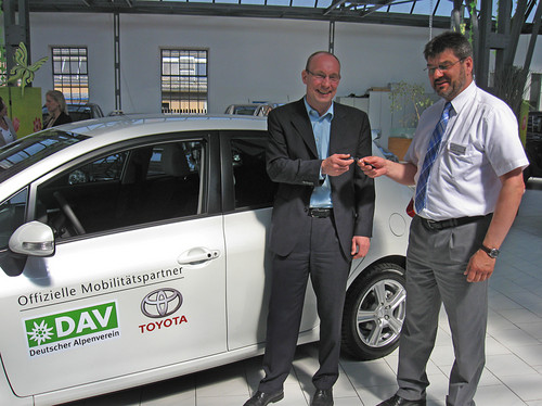 DAV-Hauptgeschäftsführer Thomas Urban (links) übernahm von Verkaufsleiter Rainer Mattusch einen neuen Toyota Auris 1,8 Hybrid Life.