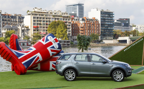 Debüt des Land Rover Discovery Sport auf einem Ponton auf der Seine in Paris.