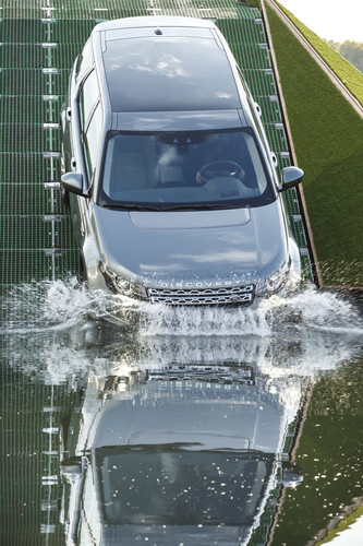 Debüt des Land Rover Discovery Sport auf einem Ponton auf der Seine in Paris.