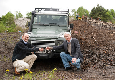 Defender Übergabe/Messel: C. Uhrig, Land Rover Deutschland und Dr. S. Schaal, Senckenberg-Institut.