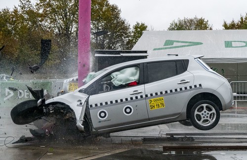 Dekra-Crashtest: Älterer Nissan Leaf beim frontalen Pfahlaufprall mit 85 km/h.