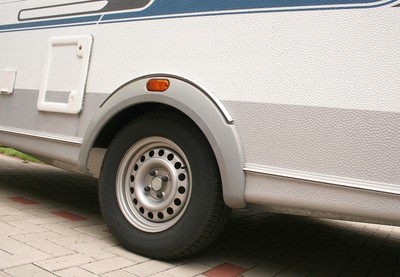 Dekra warnt Besitzer von Caravans, Wohnmobilen, Anhängern und wenig gefahrenen Cabrios oder Zweitwagen vor zu alten Reifen an ihren Fahrzeugen.