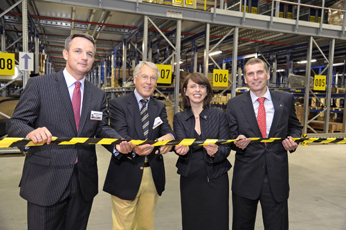 Dello feierte die Eröffnung seines neuen Logistikzentrums in Reinbek bei Hamburg (von links): Dello-Geschäftsführer Michael Babick und Kurt Kröger, Geschäftsführender Gesellschafter Dello, sowie Opel-Vertriebschefin Imelda Labbé und Markus Sternberg, Exekutiv Direktor, Aftersales Opel Europa.