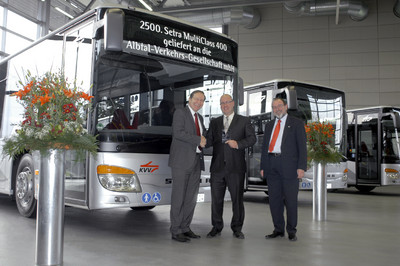 Den 2500sten Bus der Multiclass übergaben Werner Staib, Geschäftsführer Vertrieb Setra Omnibusse (links) und Erwin Dangel, Leiter Verkauf Behörden (rechts), an Andreas Nikl, technischer Leiter der AVG.