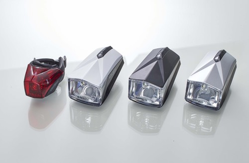 Den automatischen Fahrradscheinwerfer Sitcom Starlight gibt es in drei verschiedenen Farben und inklusive Rücklicht.