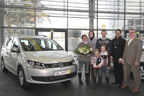 Den Hauptgewinn übergaben Matthias Becker, Leiter Marketing Volkswagen Deutschland, und Nadine Bode, Marketing TUI Deutschland.