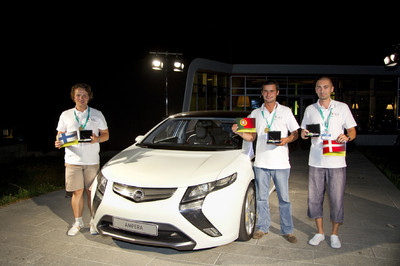 Den Hauptpreis, einen Opel Ampera, gewann der Portugiese António Gonçalves (Mitte). Keijo Tapio Leppävouri aus Finnland (links) konnte mit einem Opel Corsa Ecoflex die Heimreise antreten, während Yakup Pelit aus Dänemark sich über den zweiten Preis, einen Opel Astra Ecoflex, freut.