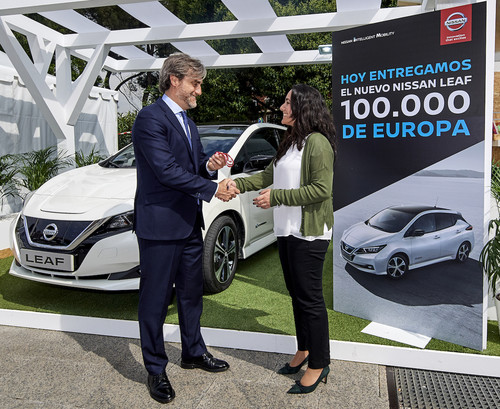 Der 100 000. Nissan Leaf in Europa geht an Susana de Mena aus Spanien. 
